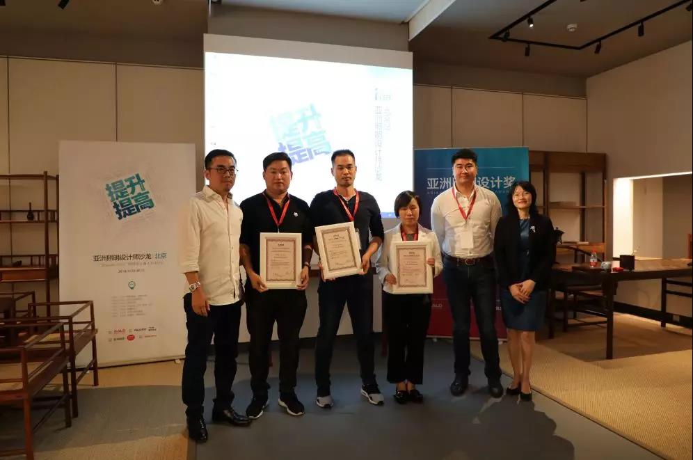 王春龍先生、曾偉云先生和朱月容女士分別為黃曉星、薛剛和郭月華頒獎